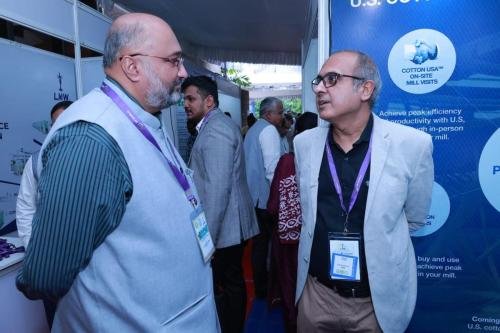 Mr.Piyush-Narang-of-CCI-USA-interacts-with-Shri-Chirang-Vora